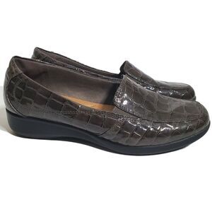 Clarks Crocodile Embossed Gael Loafer Shoes Size 8M Womens Brown Stretch Sides